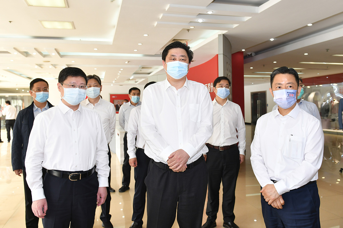 4月12日，無錫市市長趙建軍帶隊深入紅豆集團，專題調研疫情防控和復工復產工作。