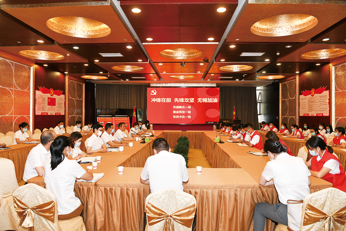 7月4日，紅豆集團黨委第一時間發(fā)出緊急通知，管控區(qū)內黨員、干部、員工積極響應，就地轉為志愿者，切實發(fā)揮紅豆黨員先鋒模范作用，沖在抗疫一線。